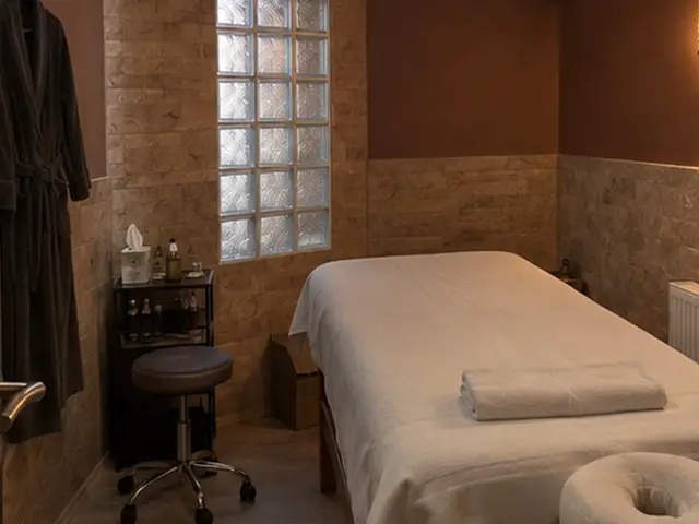 Taş duvarlı odada yüz yastıklı masaj masası — Galata, Masaj Salonun