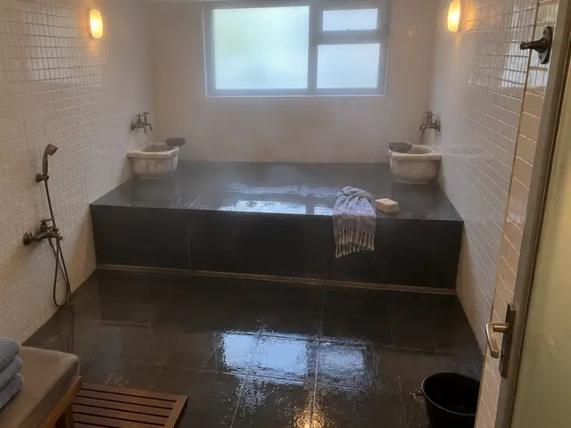 Beyaz mozaikli, kurnalı hamam bölümü — Galata, Masaj Salonun