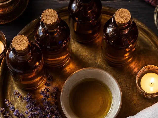 Pirinç tepside aromaterapi yağları, lavanta ve mum — Galata, Masaj Salonun
